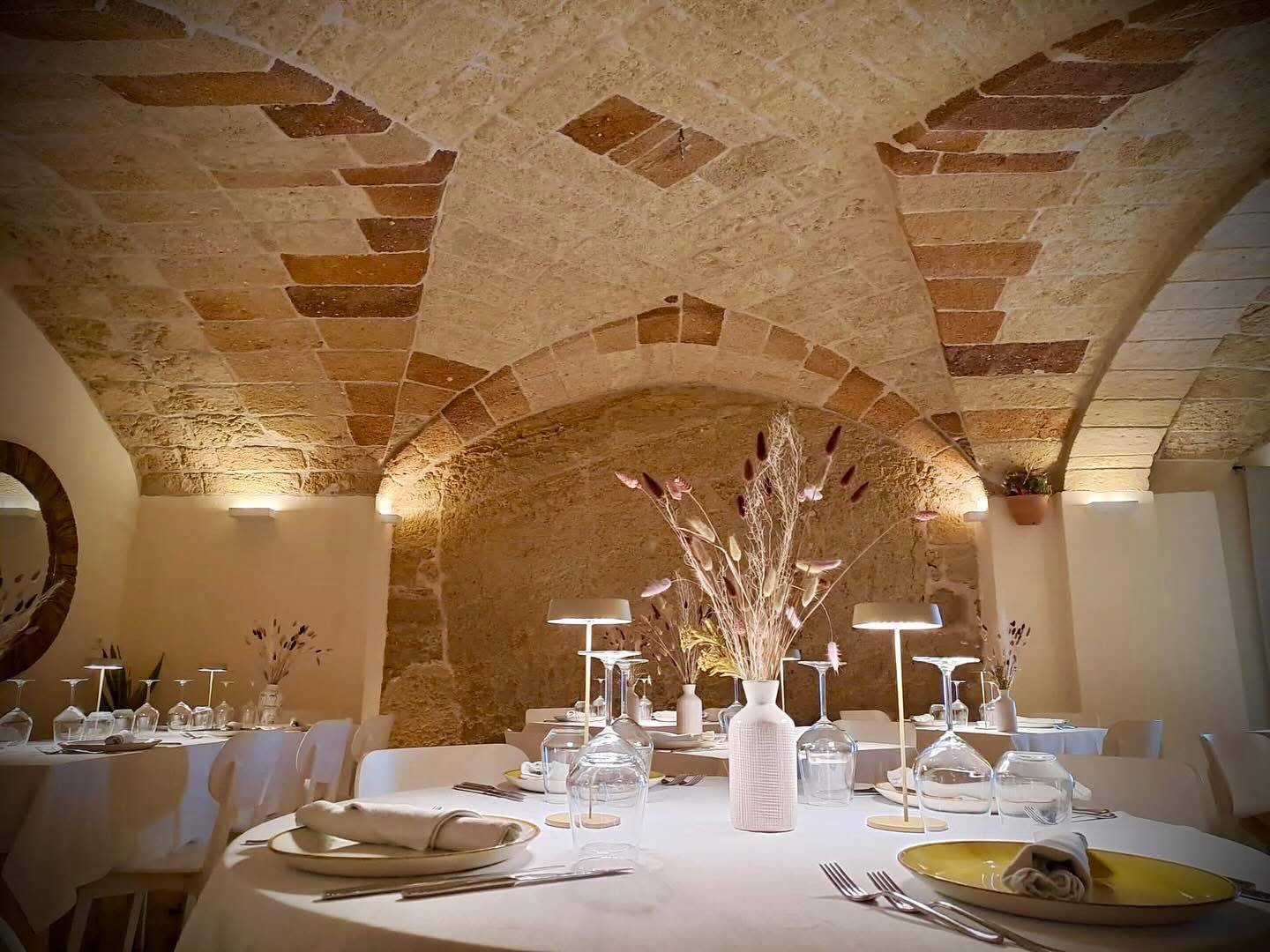 Sala con volte in pietra leccese del ristorante