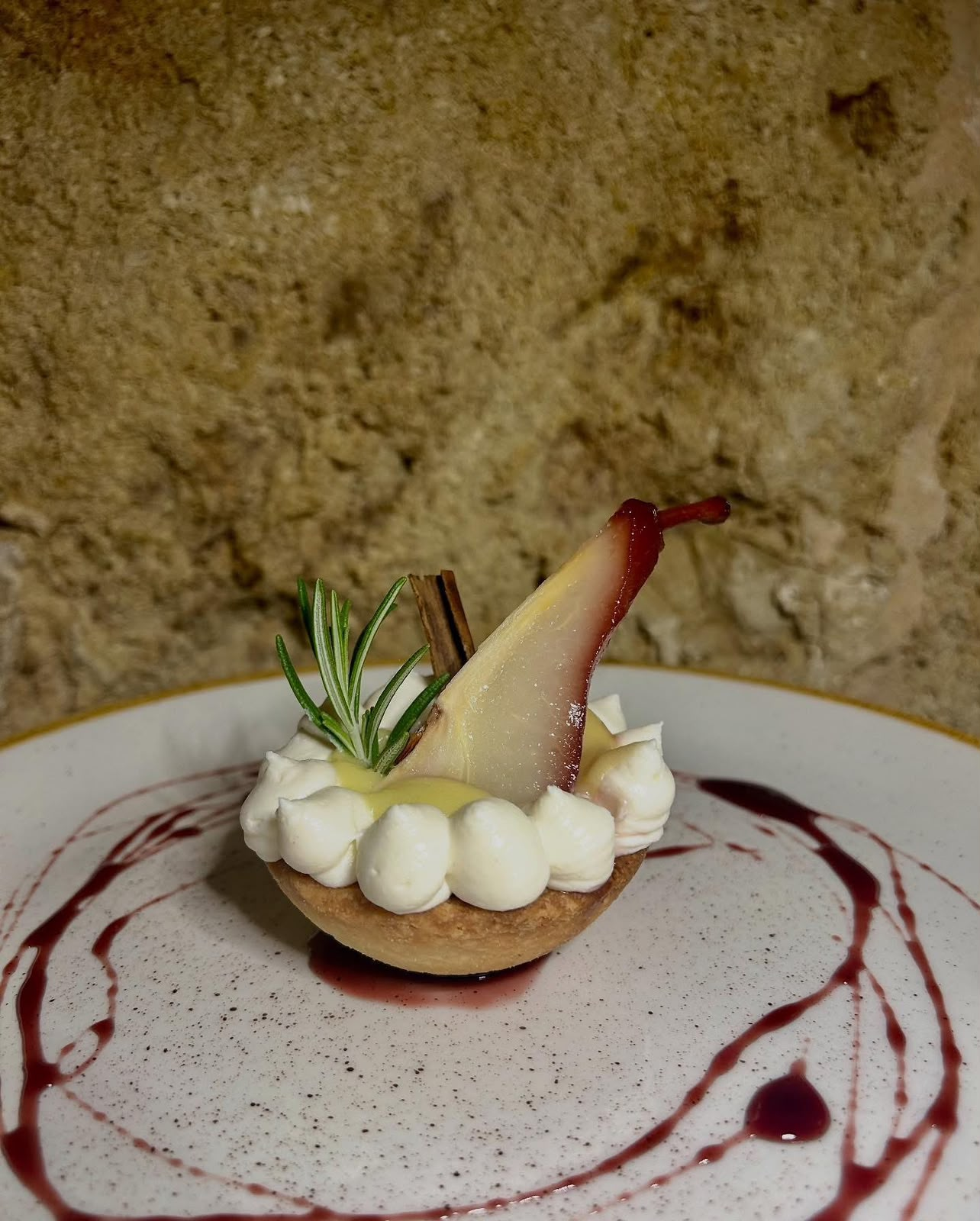 Crostatina con pera cotta e crema al mascarpone