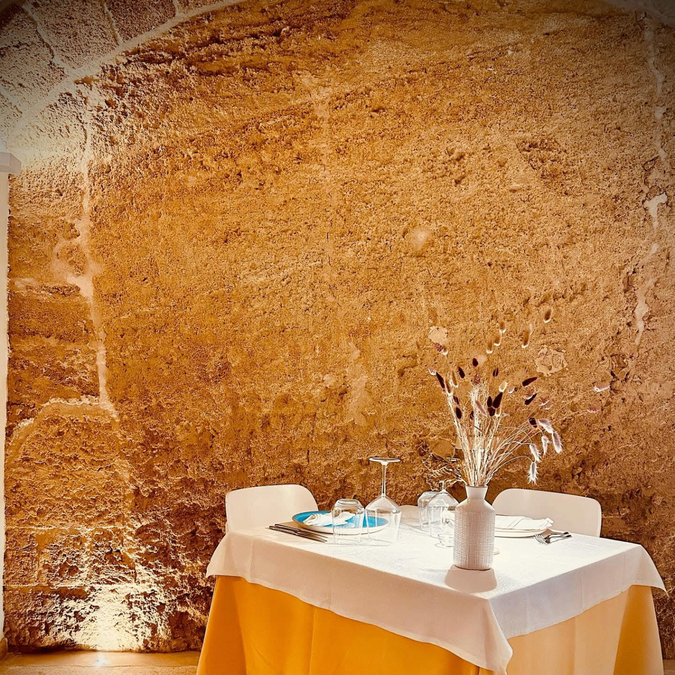 Tavolo nella nicchia in pietra del ristorante