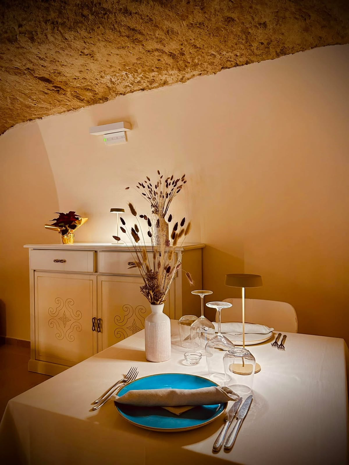 Tavolo apparecchiato nella sala in pietra