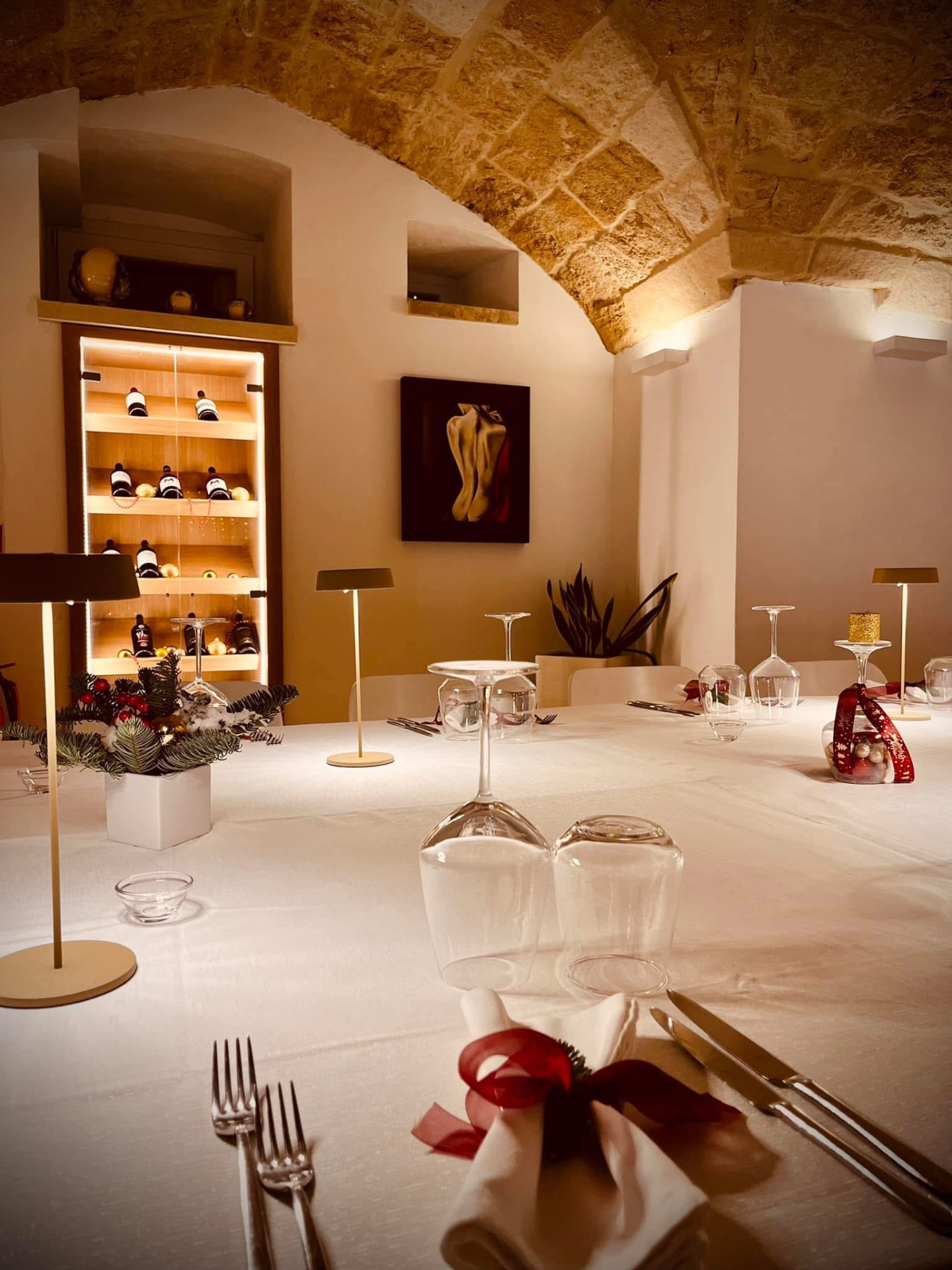 Dettaglio della sala con volta in pietra e cantina illuminata
