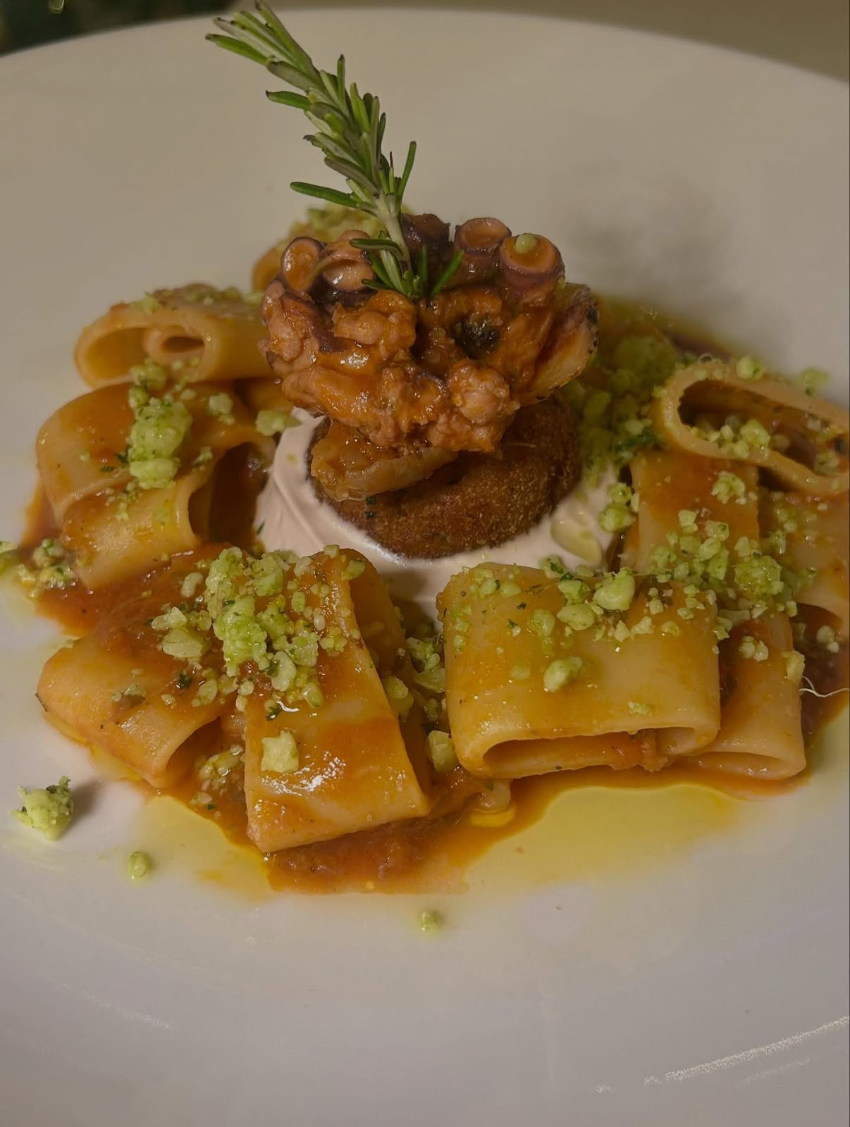 Paccheri con polpo e crumble al basilico