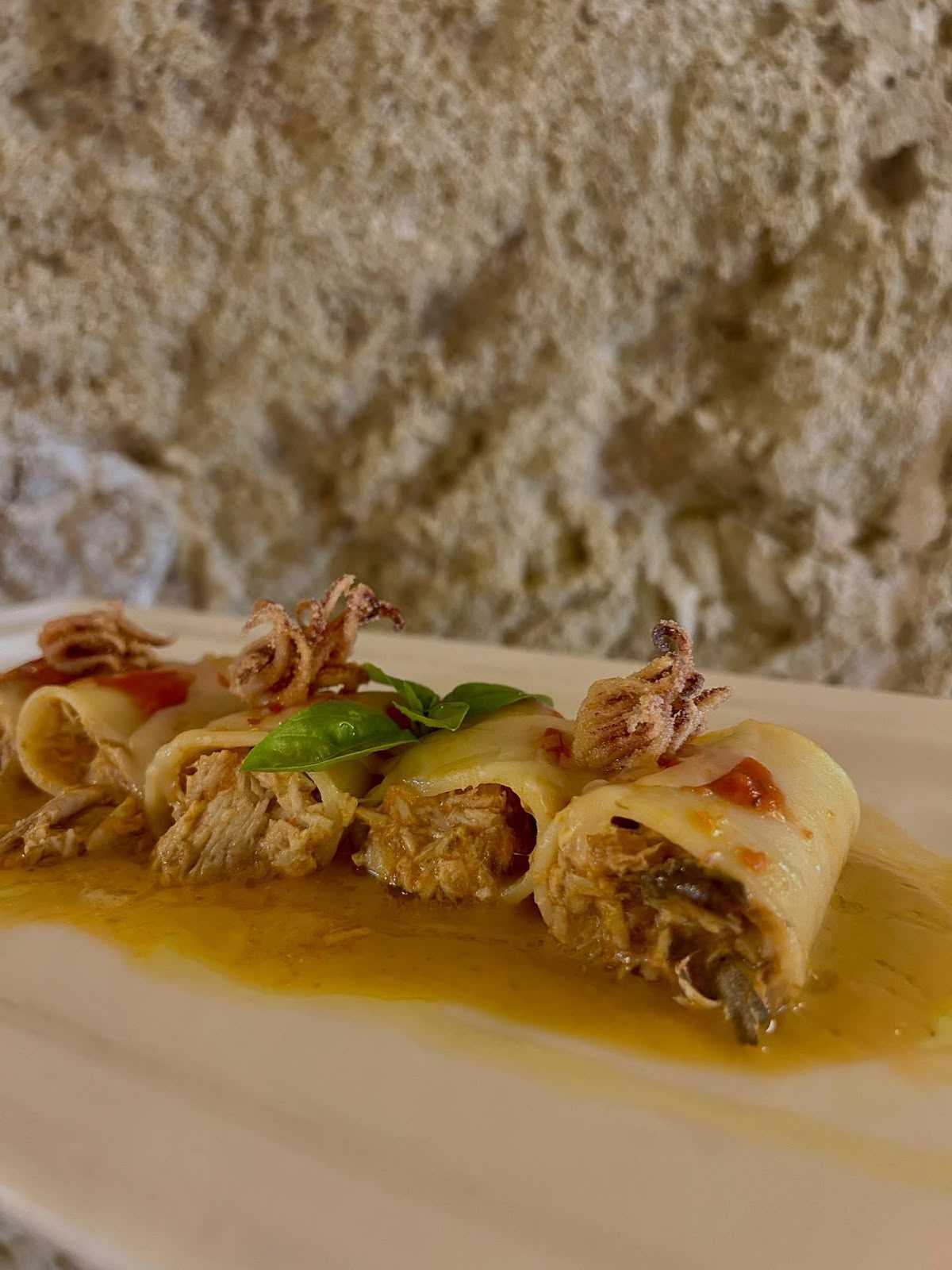 Paccheri ripieni di pesce con calamaretti fritti